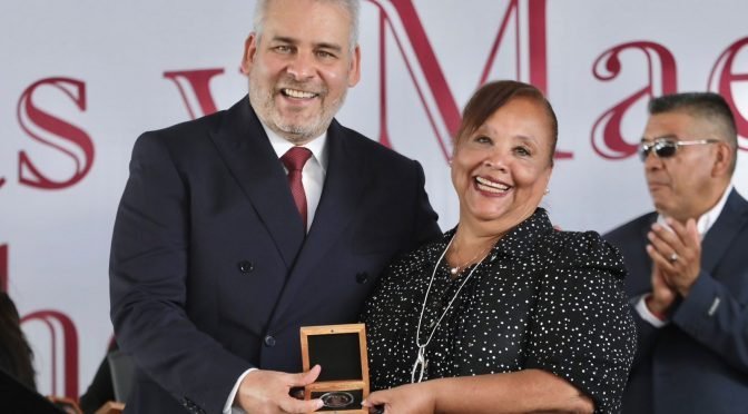 Gobernador Alfredo Ramírez Bedolla entrega medallas a mil 500 docentes por 30, 40 y 50 años de servicio
