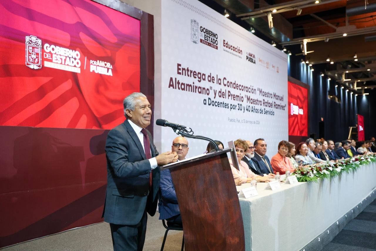 Gobierno de Puebla reconoce a mil 869 docentes con medallas por 30, 40 y 50 años de servicio
