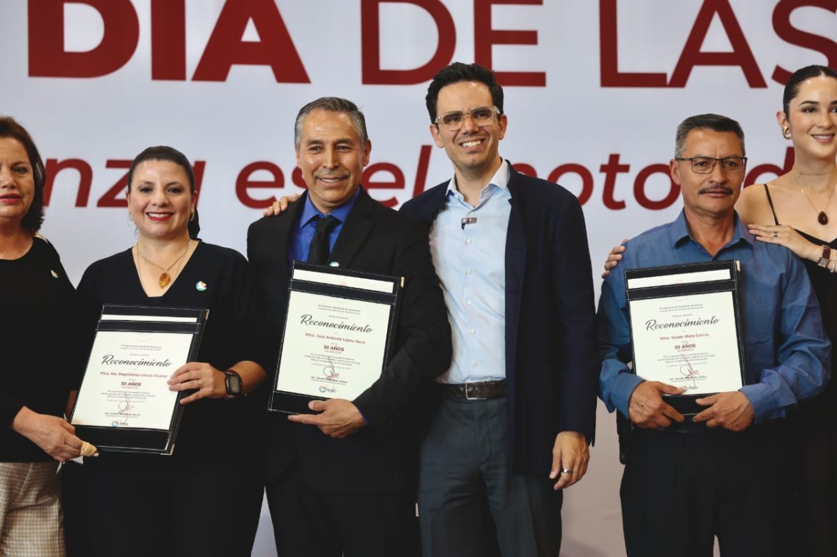 Gobierno de Zacatecas reconoce a docentes con 30 y 40 años de servicio; entrega bonos de hasta 100 mil pesos