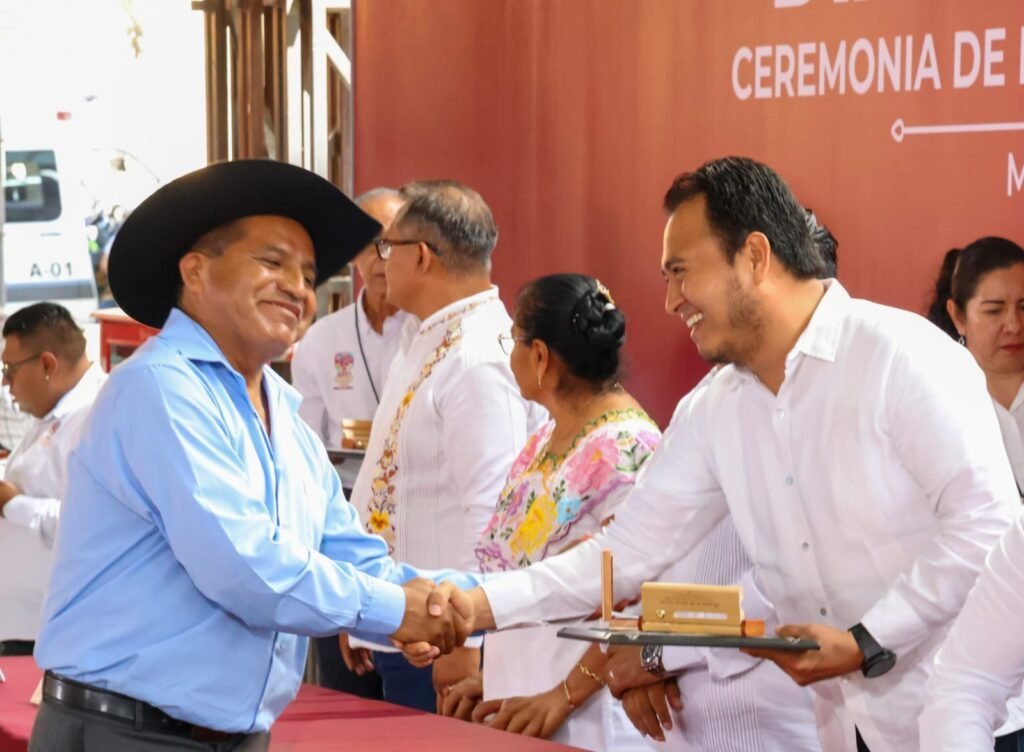 IEEPO entrega condecoraciones a 701 docentes por 30 y 40 años de servicio en Oaxaca