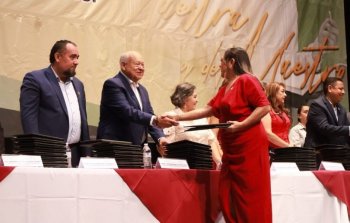 Gobernador de BCS entrega estímulos a 198 maestros por su trayectoria en el Día del Maestro