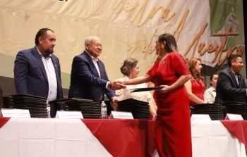 Gobernador de BCS entrega estímulos a 198 maestros por su trayectoria en el Día del Maestro