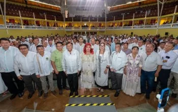 Gobernadora de Campeche entrega reconocimiento Maestro Emérito 2026 a María Catalina Mendoza