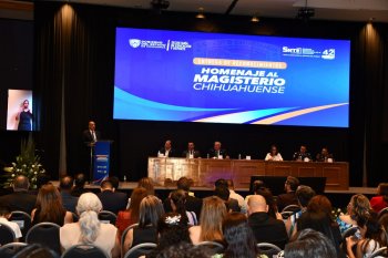 Gobierno de Chihuahua entrega más de 21 mdp en estímulos a 325 docentes estatales