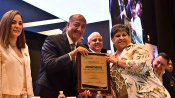 Gobierno de Chihuahua reconoce a 556 docentes con estímulos por 40 mdp en el Día del Maestro