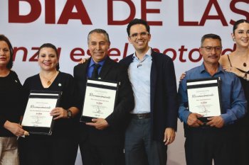 Gobierno de Zacatecas reconoce a docentes con 30 y 40 años de servicio; entrega bonos de hasta 100 mil pesos