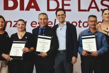 Gobierno de Zacatecas reconoce a docentes con 30 y 40 años de servicio; entrega bonos de hasta 100 mil pesos