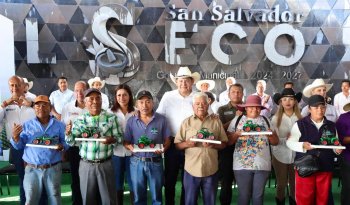 Gobernador de Puebla entrega paneles solares y fertilizantes a artesanos y campesinos en El Seco