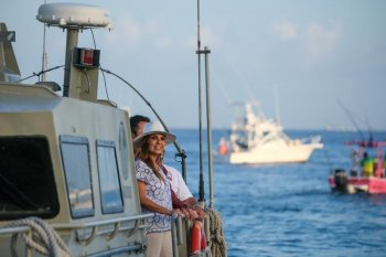 Mara Lezama encabeza ofrenda floral a hombres caídos del mar en Cozumel