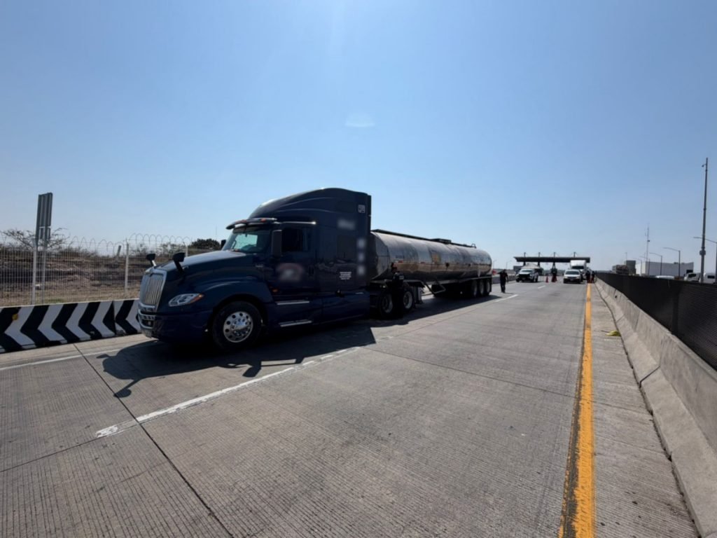 Aseguran tractocamión con 40 mil litros de hidrocarburo ilegal en Guanajuato