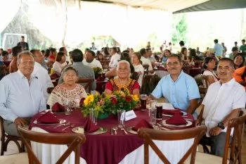 Gobernador Salomón Jara entrega escrituras a voceadores en Oaxaca
