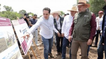 Gobierno de Michoacán recupera canales del lago de Pátzcuaro con maquinaria y empleo temporal