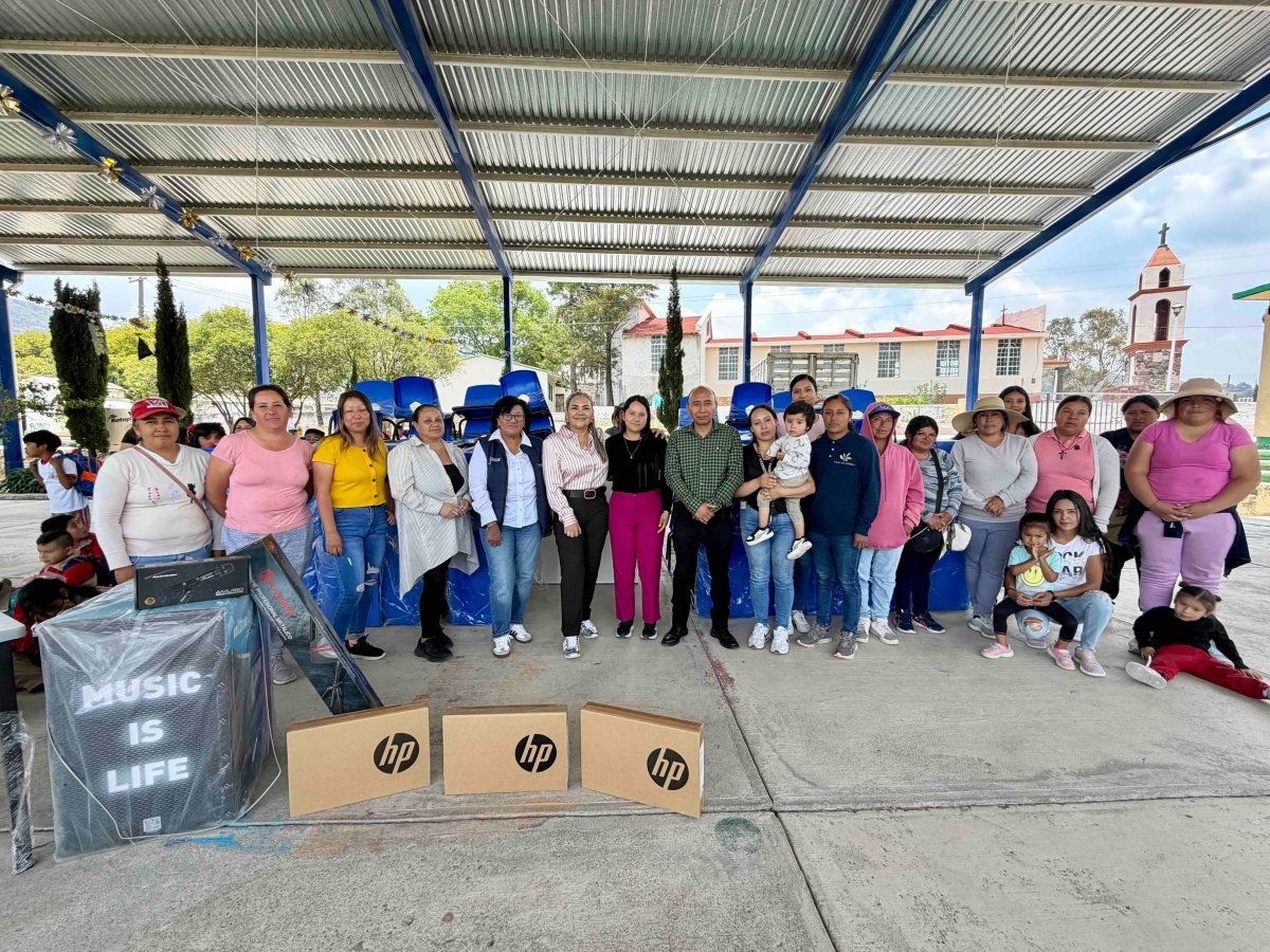 USEBEQ entrega mobiliario escolar en Amealco para mejorar condiciones de aprendizaje