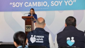 Car Herrera de Kuri presenta libro sobre salud menstrual en escuela de Querétaro