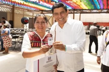 Gobierno de Oaxaca entrega primeras 394 credenciales y certificados 'Hecho en Oaxaca' a artesanos