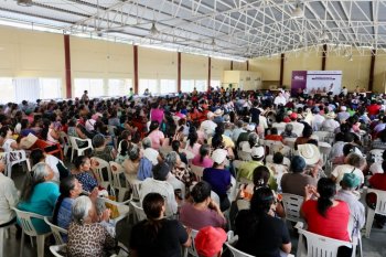 Irma Bolaños entrega apoyos a grupos prioritarios en Asunción Ixtaltepec, Oaxaca