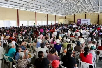 Irma Bolaños entrega apoyos a grupos prioritarios en Asunción Ixtaltepec, Oaxaca