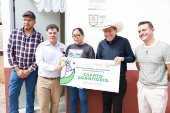 Gobernador David Monreal entrega cuartos dormitorio a siete familias en Morelos, Zacatecas