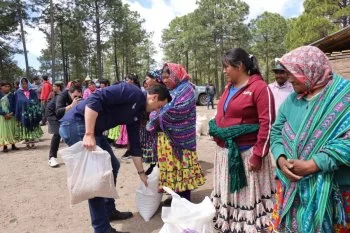 SPyCI entrega apoyos alimentarios y productivos en comunidades de Bocoyna