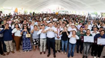 Armenta entrega 7 mil fertilizantes y gestiona hospital regional en Ajalpan