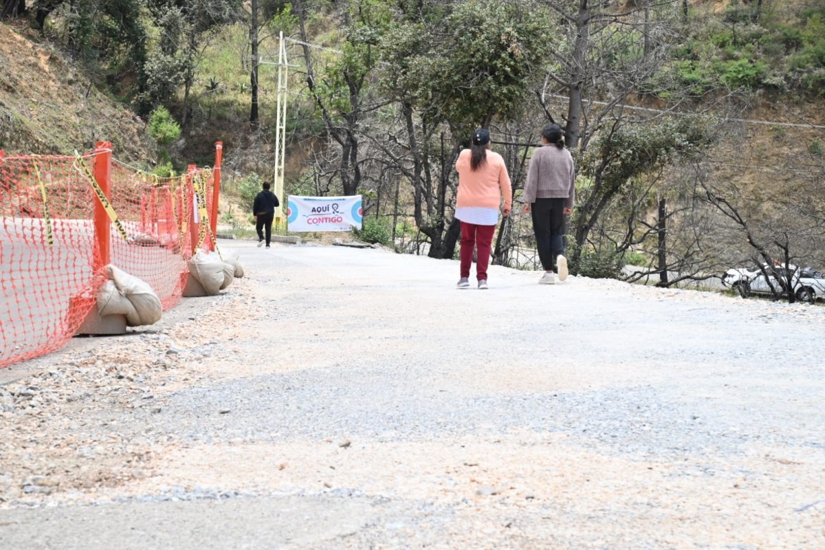 CEI y SEGOB supervisan reconstrucción de camino en Cadereyta de Montes para restaurar movilidad