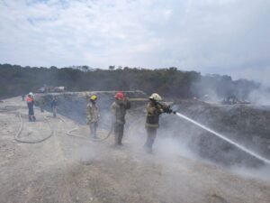 Refuerzan combate a incendio en basurero de El Huiteco en Chilpancingo; reportan 55 % de control