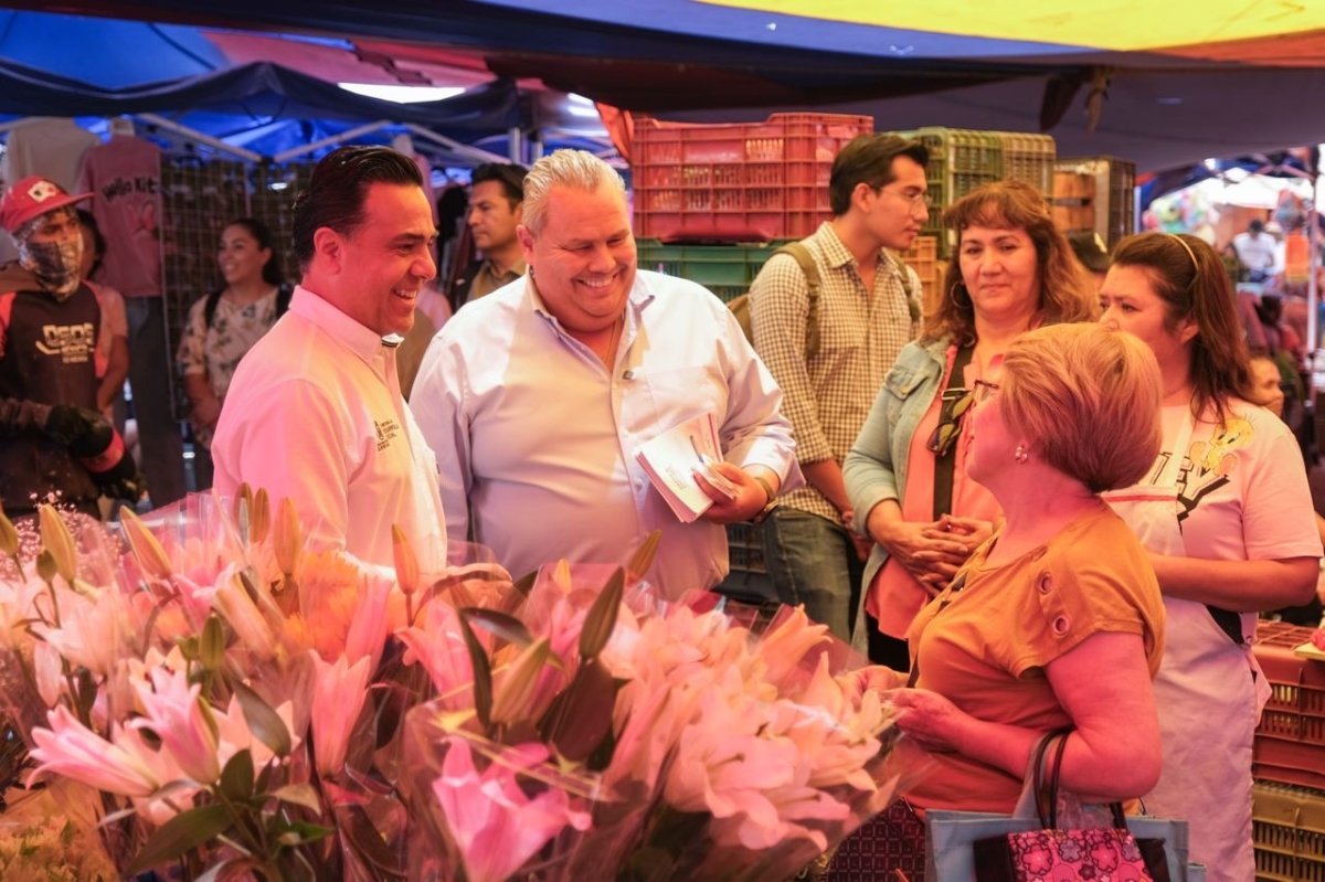 Secretario de Desarrollo Social de Querétaro escucha a comerciantes en Santa Mónica