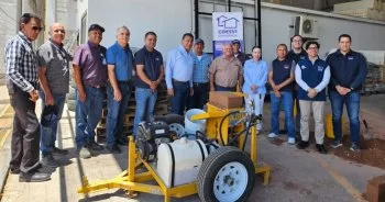 Coesvi entrega máquina adobera a Manuel Benavides para viviendas térmicas