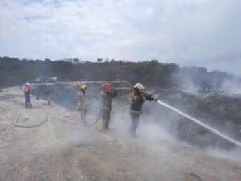 Refuerzan combate a incendio en basurero de El Huiteco en Chilpancingo; reportan 55 % de control