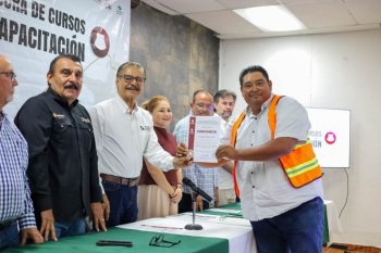 SNE-BCS clausura primera generación de cursos en retroexcavadora y montacargas