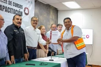 SNE-BCS clausura primera generación de cursos en retroexcavadora y montacargas