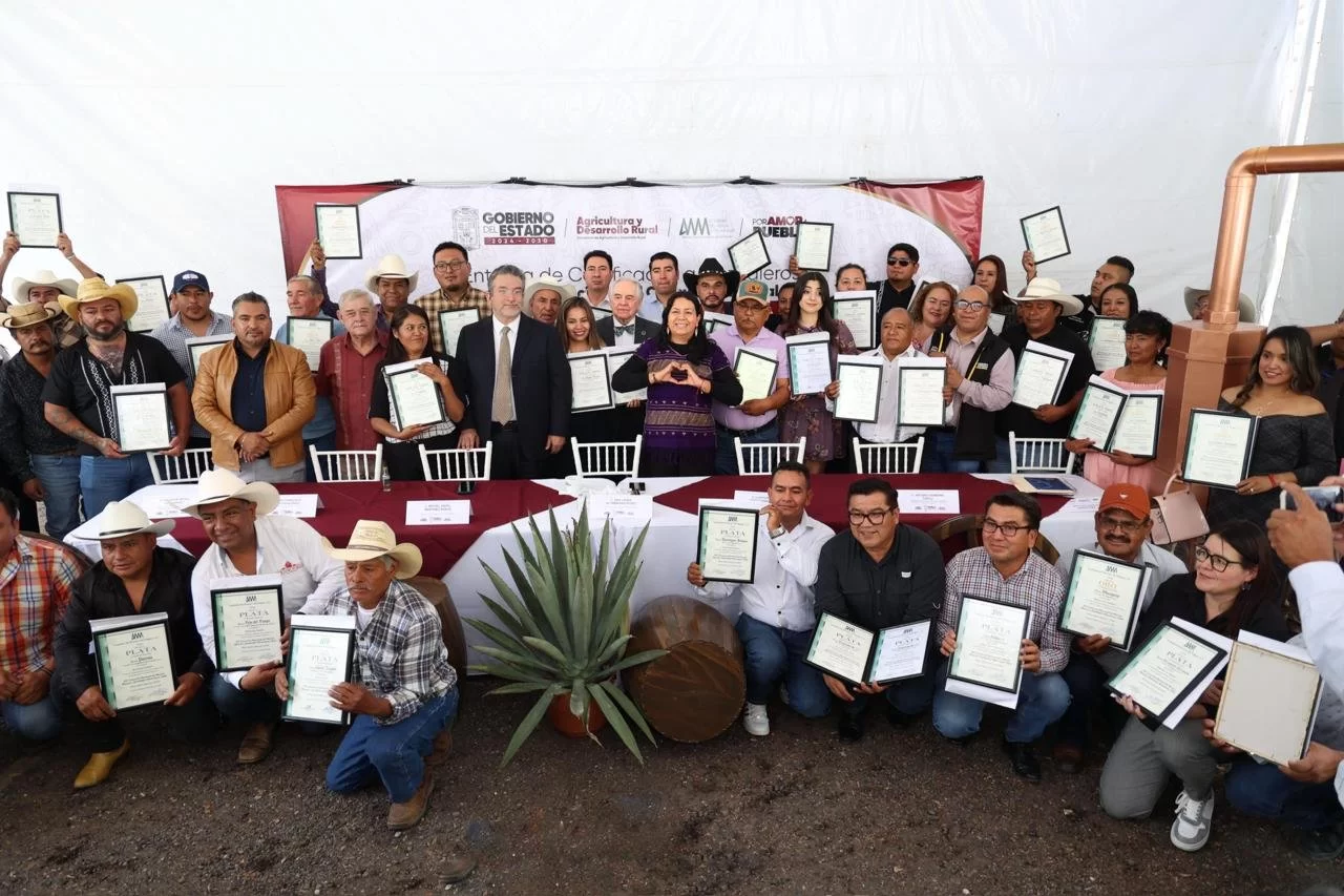Puebla arrasa en concurso nacional de mezcal con 91 medallas y lidera el medallero