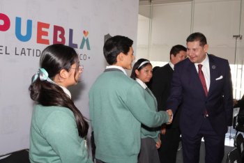 Gobernador de Puebla recibe donación de documental ganador en Alemania y reconoce a estudiantes destacados