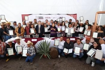 Puebla arrasa en concurso nacional de mezcal con 91 medallas y lidera el medallero