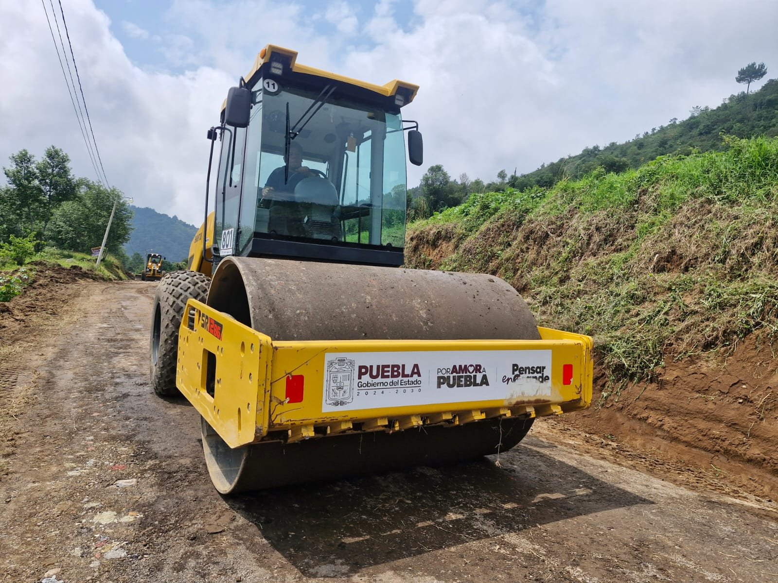 Gobierno de Puebla mejora camino rural en Nauzontla para beneficio de mil 683 habitantes