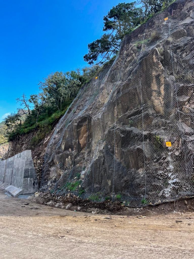 Inversión de 15.7 mdp estabiliza taludes en carretera Santa Catarina-Atarjea