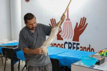 Personas con discapacidad se autoemplean con elaboración de trapeadores en el CREE de Zacatecas