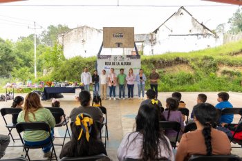 SEJUVE entrega juguetes y libros a niñas y niños de la Sierra Gorda a través de la Ruta de la Alegría