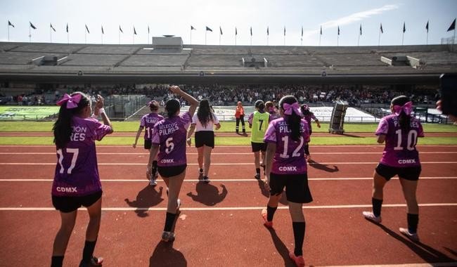 Mario Delgado asiste a finales del Mundialito Escolar 2026 en el Estadio Olímpico Universitario