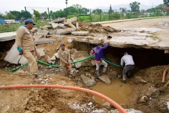 Fuga en línea de 24 pulgadas retrasa suministro de agua en Oaxaca y Santa Lucía del Camino