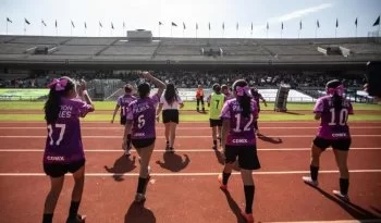 Mario Delgado asiste a finales del Mundialito Escolar 2026 en el Estadio Olímpico Universitario
