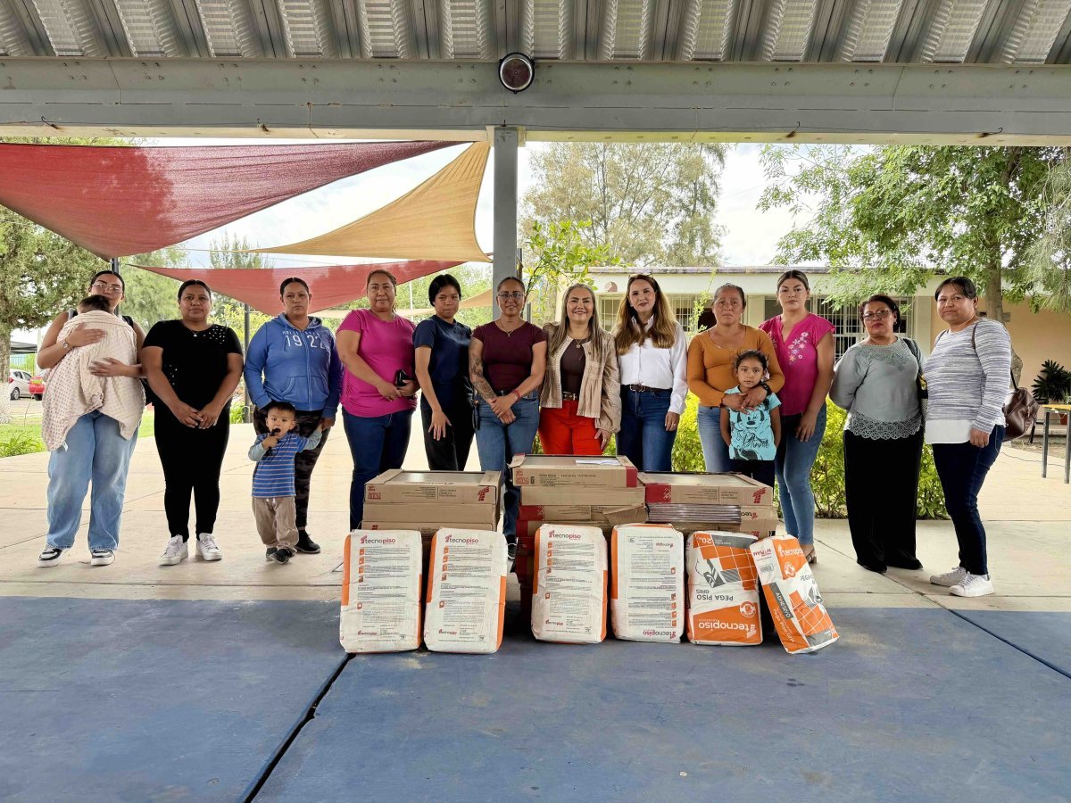 USEBEQ entrega mobiliario escolar a mil 188 estudiantes de Querétaro