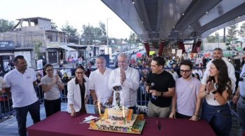 Gobernador celebra primer aniversario del Paso Catrinas en Morelia