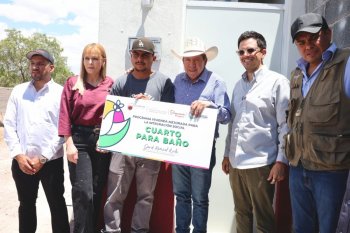 Gobernador David Monreal entrega cuartos sanitarios y dormitorios en Zacatecas