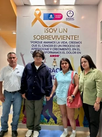 Joven recibe alta definitiva tras 15 años de tratamiento contra el cáncer en Celaya