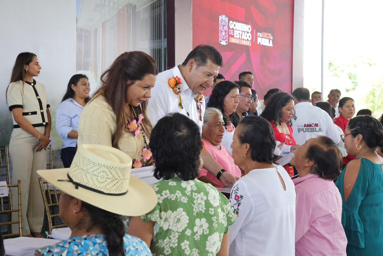 Armenta entrega fertilizante, maquinaria y 10 mdp para obra comunitaria en Acatlán