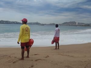 Guardavidas refuerzan vigilancia en playas de Acapulco por fuerte oleaje