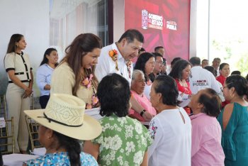 Armenta entrega fertilizante, maquinaria y 10 mdp para obra comunitaria en Acatlán