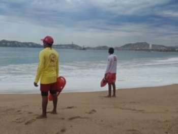 Guardavidas refuerzan vigilancia en playas de Acapulco por fuerte oleaje