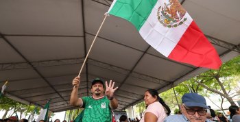 Miles respaldan a Sheinbaum y May en multitudinaria asamblea en Plaza de Armas